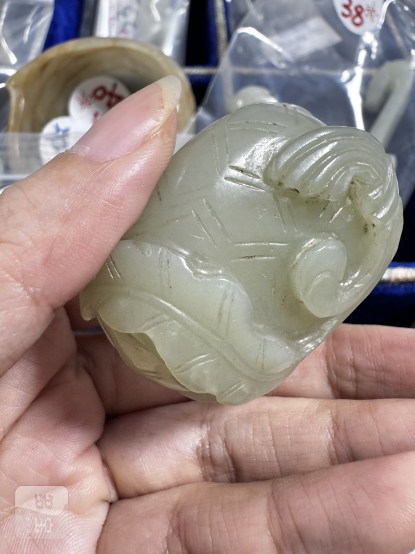 清 玉雕莲花形水呈配座 - 图6